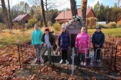 Harcerze sprzątają pomnik w Porębach Kupieńskich