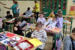 Uczniowie klasy I wykonują orły na Dzień Niepodległości
