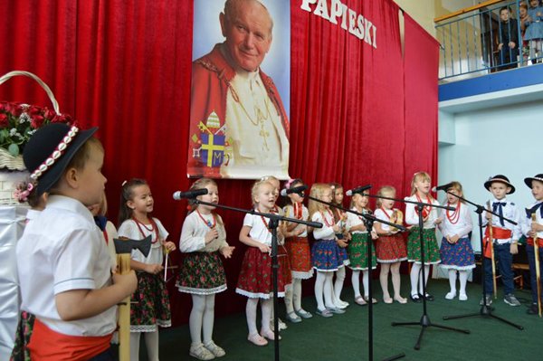 XVII Gminny Festiwal Papieski w Szkole Podstawowej im. Jana Pawła II w Kupnie