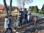 Harcerze sprzątaja pomnik w Porębach Kupieńskich
